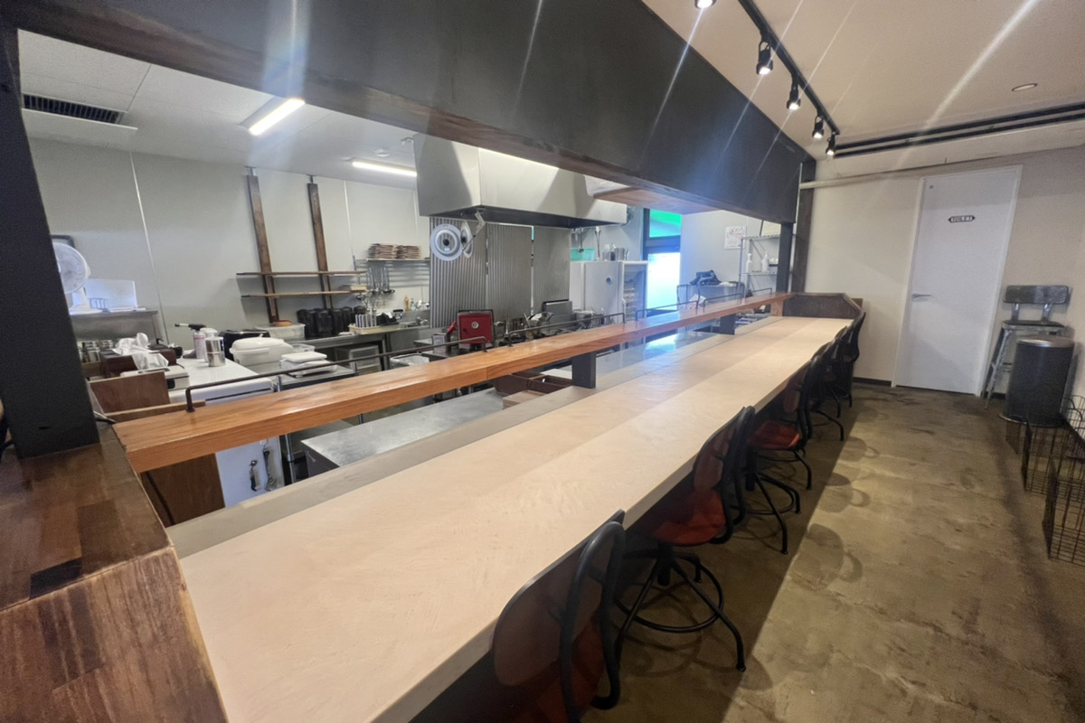 ラーメン屋さんのカウンターをモールテックスでリノベーション！　TOMITA&ミユキ様施工事例
