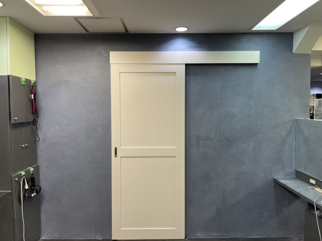 美容院の壁にサカンアートデニムカラー！　At will様モールテックス施工事例