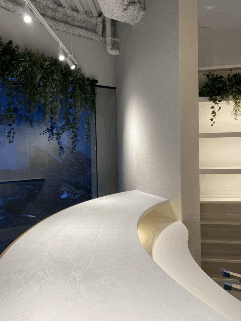 カウンターと床一面にモールテックス！　鎌ヒロ左官工舎様施工事例