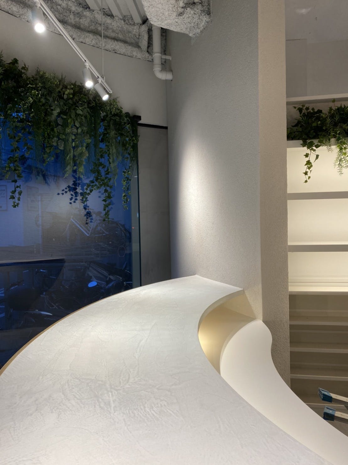 カウンターと床一面にモールテックス！　鎌ヒロ左官工舎様施工事例