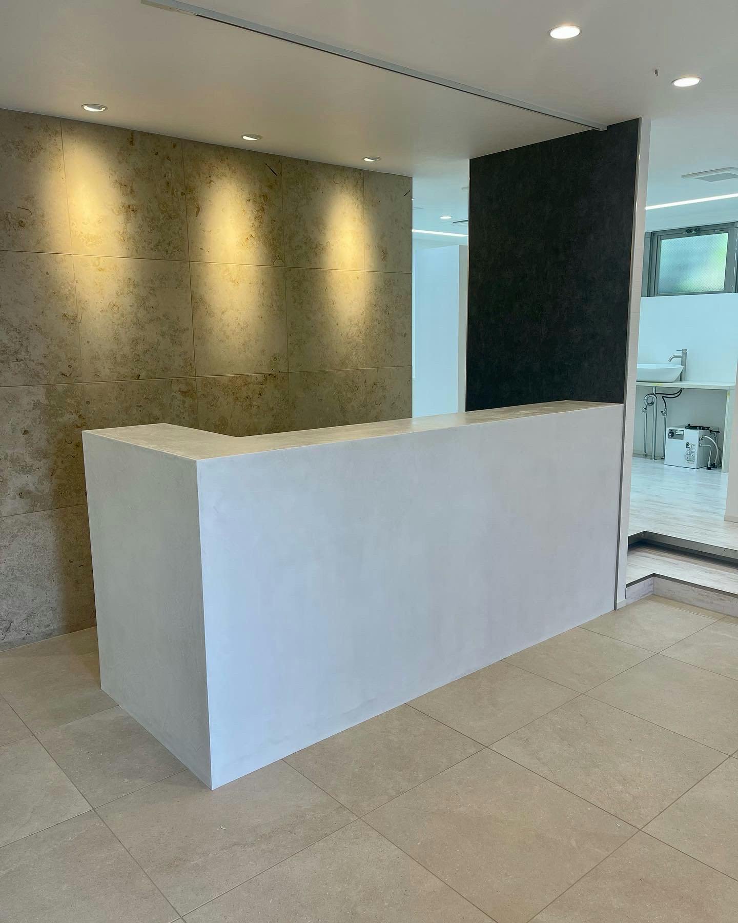 ホワイトのモールテックスで清潔感アップ！　鎌ヒロ左官工舎様施工事例｜case128