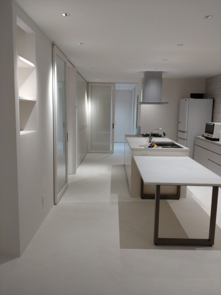 白系のモールテックスでオシャレな空間に！　水谷外構様施工事例