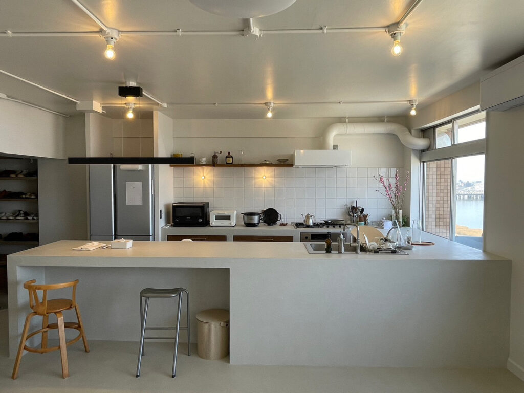 キッチンと床にニュアンスが光る　At Will様｜大阪府　施工事例