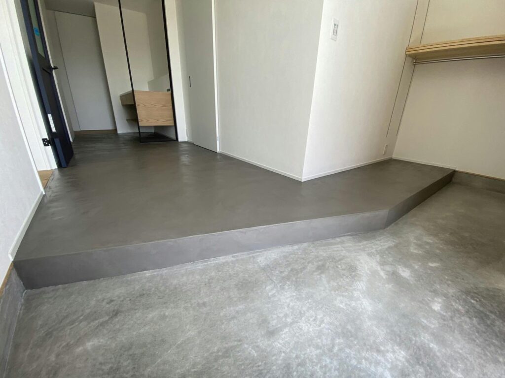 不動の人気色！モルタル色で仕上げた廊下　坂岡建築塗装様｜岐阜県多治見市　施工事例｜case150