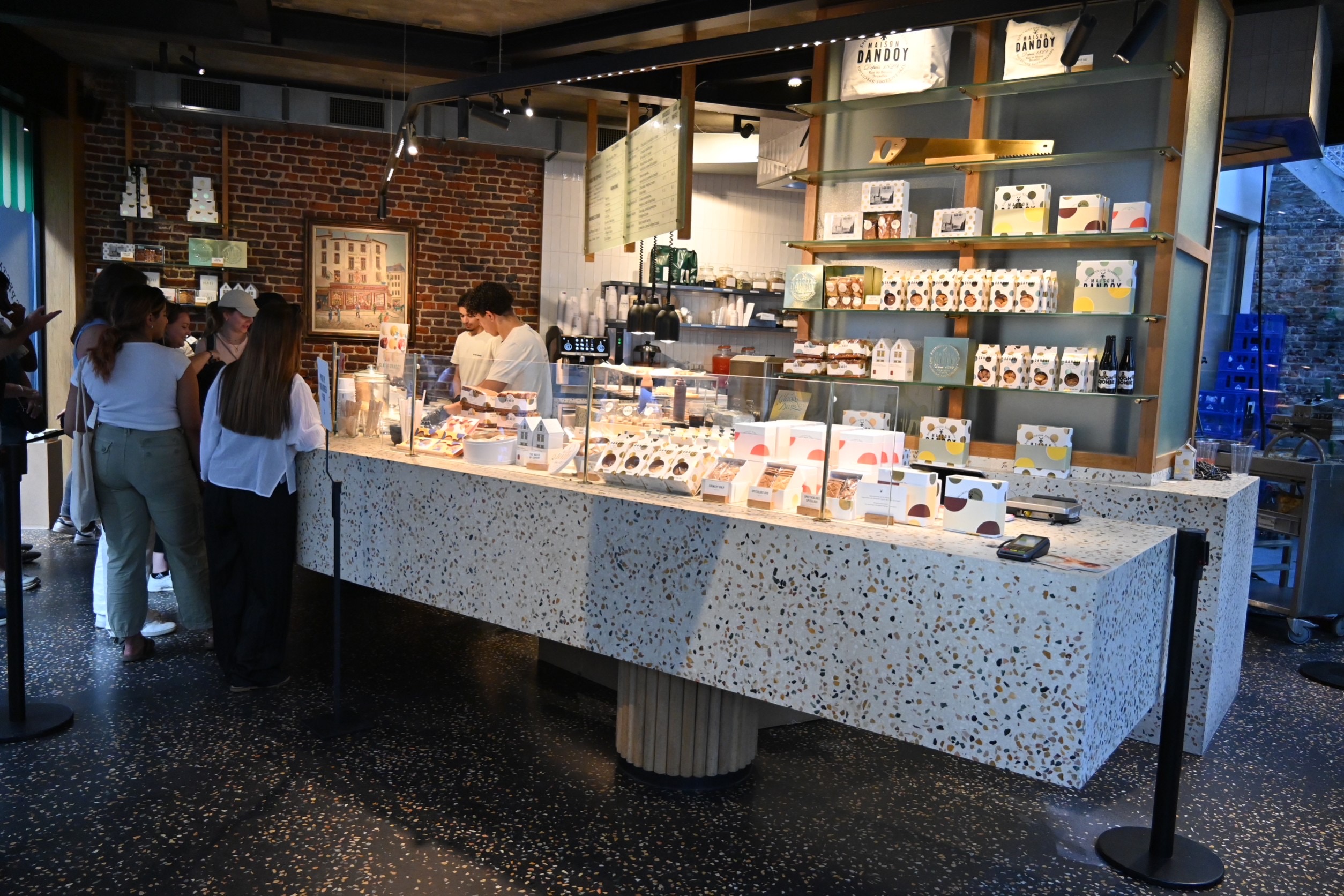 表情豊かなビールストーン！ベルギーブリュッセルの老舗菓子店メゾンダンドワ｜施工事例