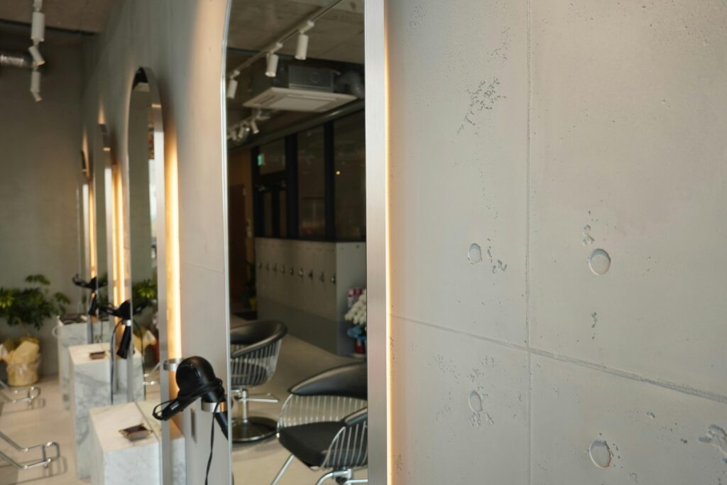 打ち放しの美しさを再現した美容室内装｜名古屋市 施工事例