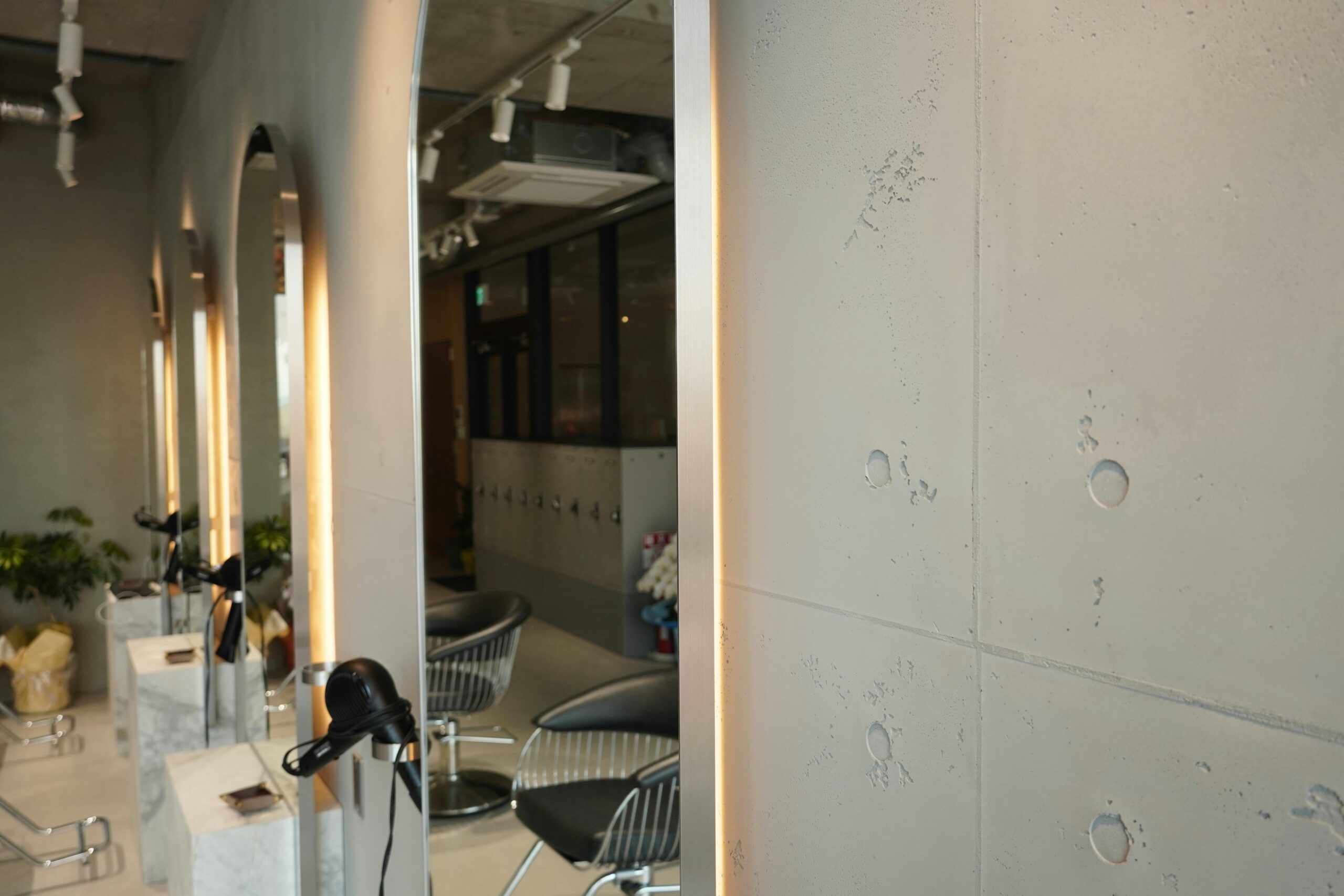 打ち放しの美しさを再現した美容室内装｜名古屋市 施工事例