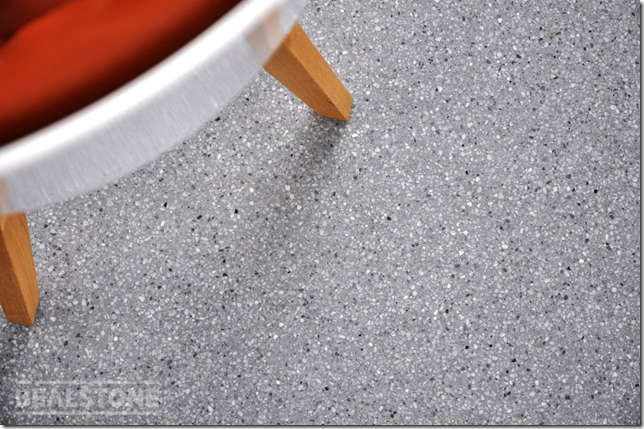 グレー系のビールストーンで仕上げた床