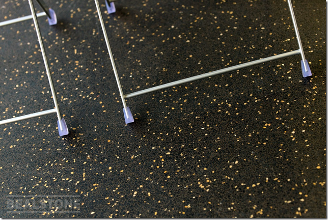 黒系のビールストーンで高級感があふれる床に