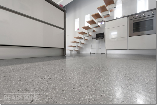 床にホワイト系のビールストーンを使い部屋全体を白で統一