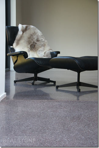 グレー系のビールストーンを使った床