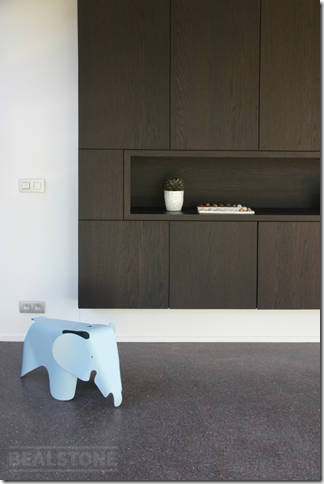 床を黒系のビールストーンで高級感を演出