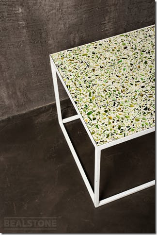 テーブルの天板をホワイト系のビールストーンで施工