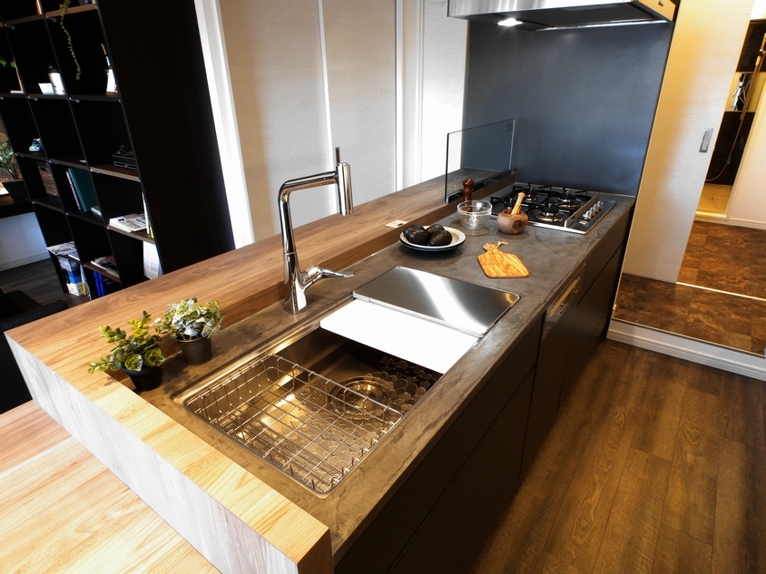 ナチュラルな雰囲気のキッチンカウンターに合わせるモールテックス