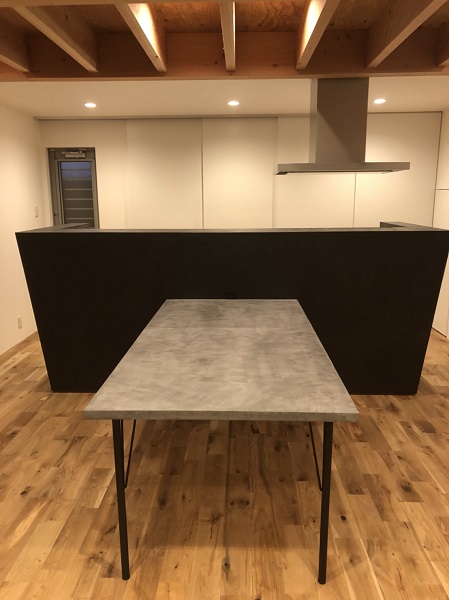 モールテックスのモルタル色でシンプルかつデザイン的なテーブル　2020/01　愛媛県　石原様