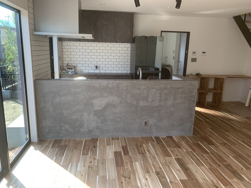 モールテックスでキッチンを大人な雰囲気に演出　2020/02　左官屋徹様