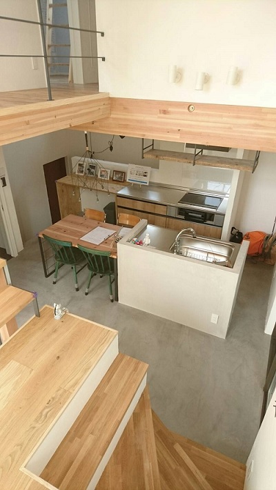 木製家具とモールテックスで暖かい空間に