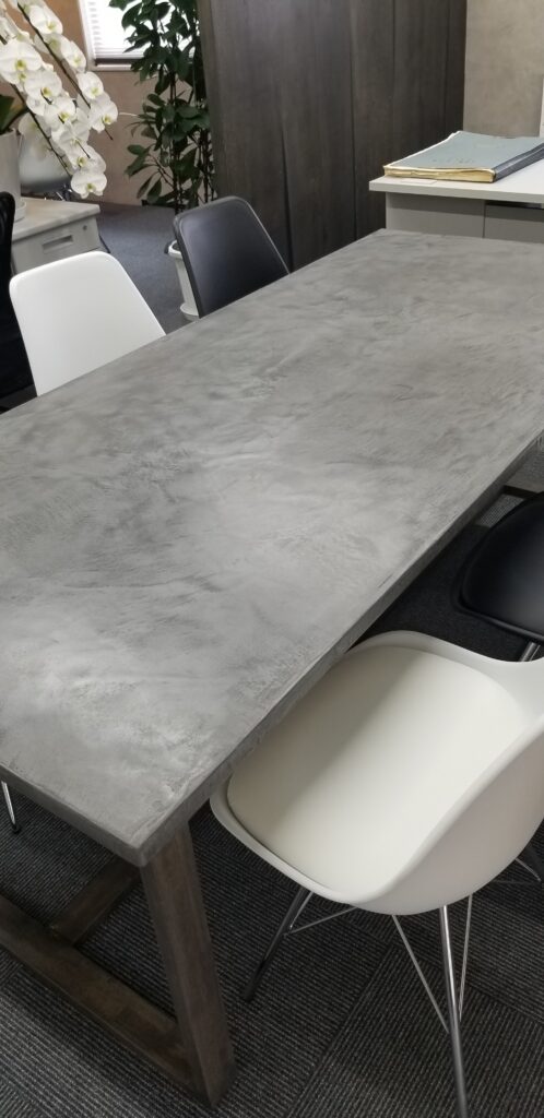 モールテックスの味を生かしたデスク