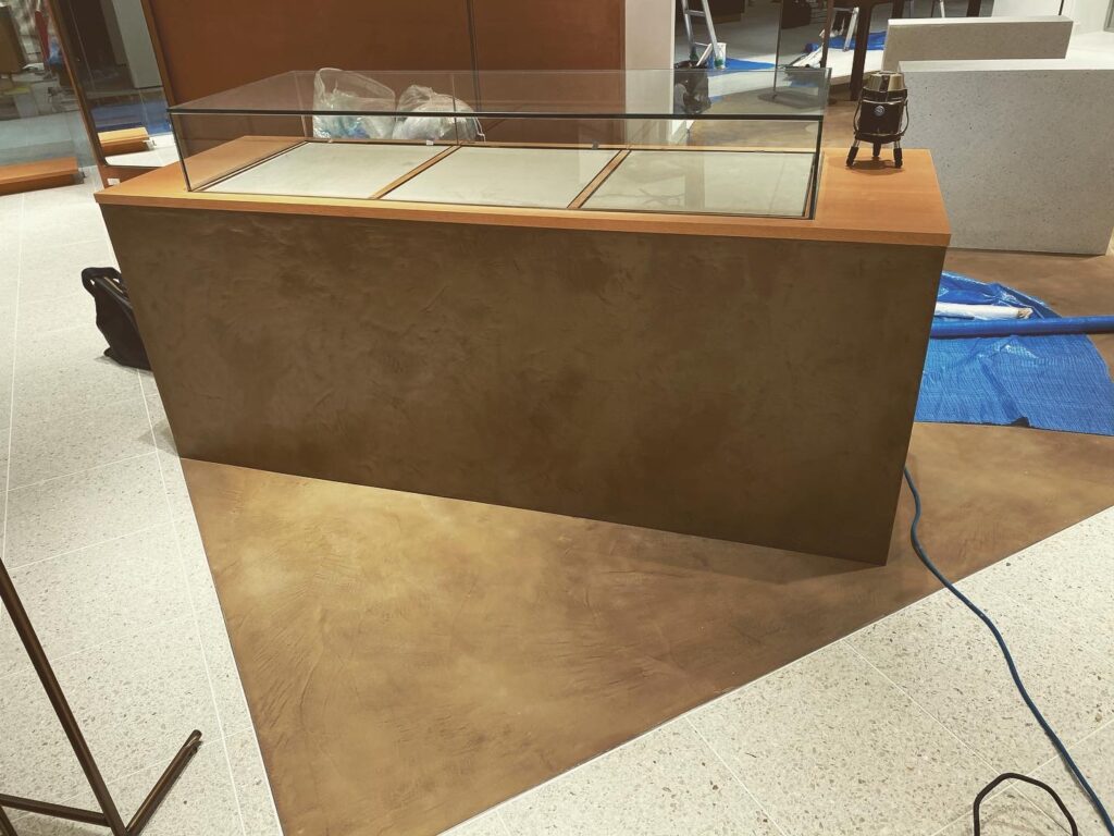 モールテックスで展示台をモダンに