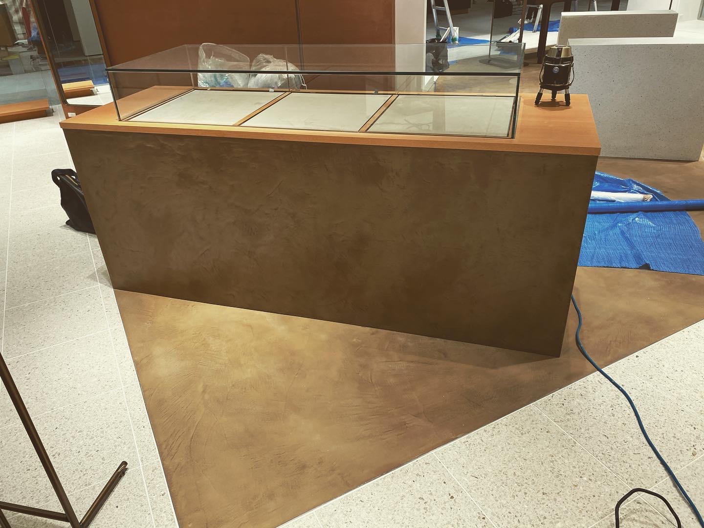 モールテックスで展示台をモダンに