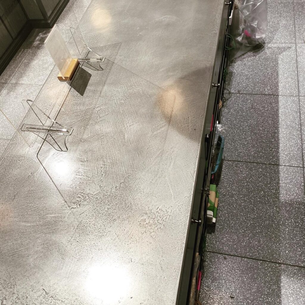 亜鉛仕上げのミダスメタルを使ったテーブル