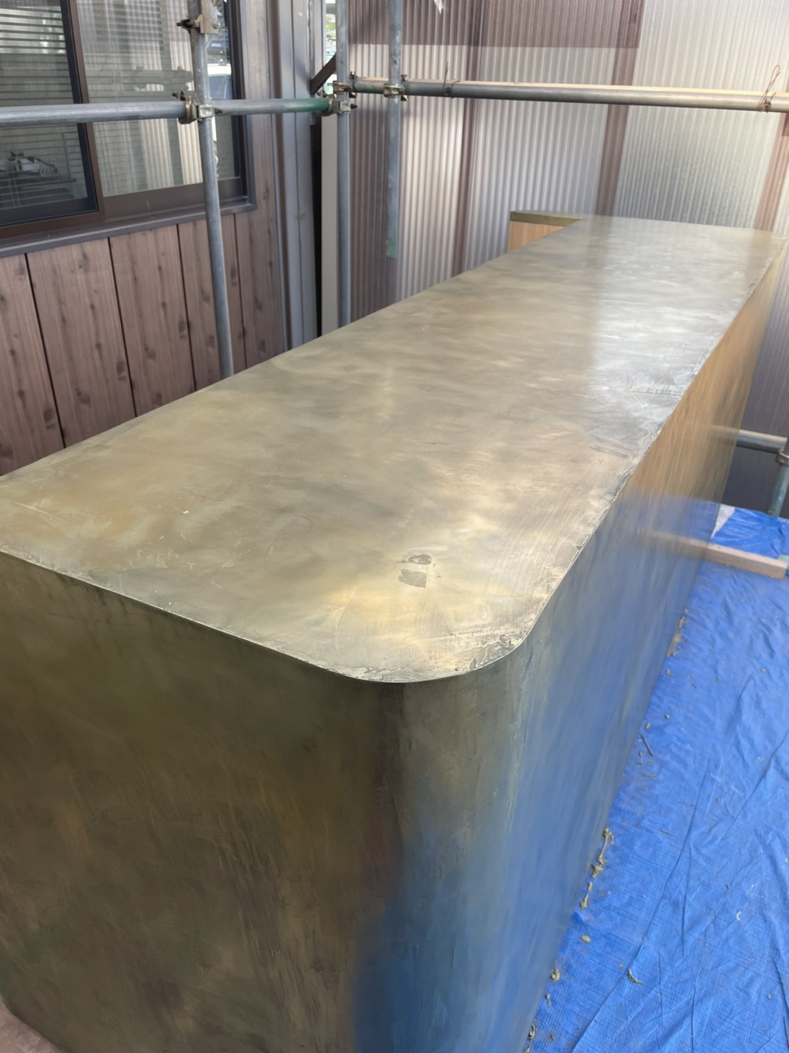 金属塗装のミダスメタルで仕上げたバーカウンター