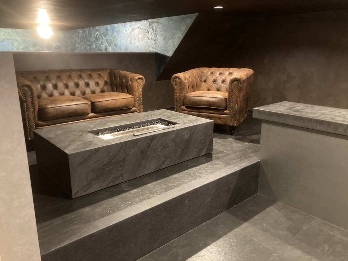 暖炉の傍に意匠仕上げ！　　株式会社ウェル・アールアンドシー様