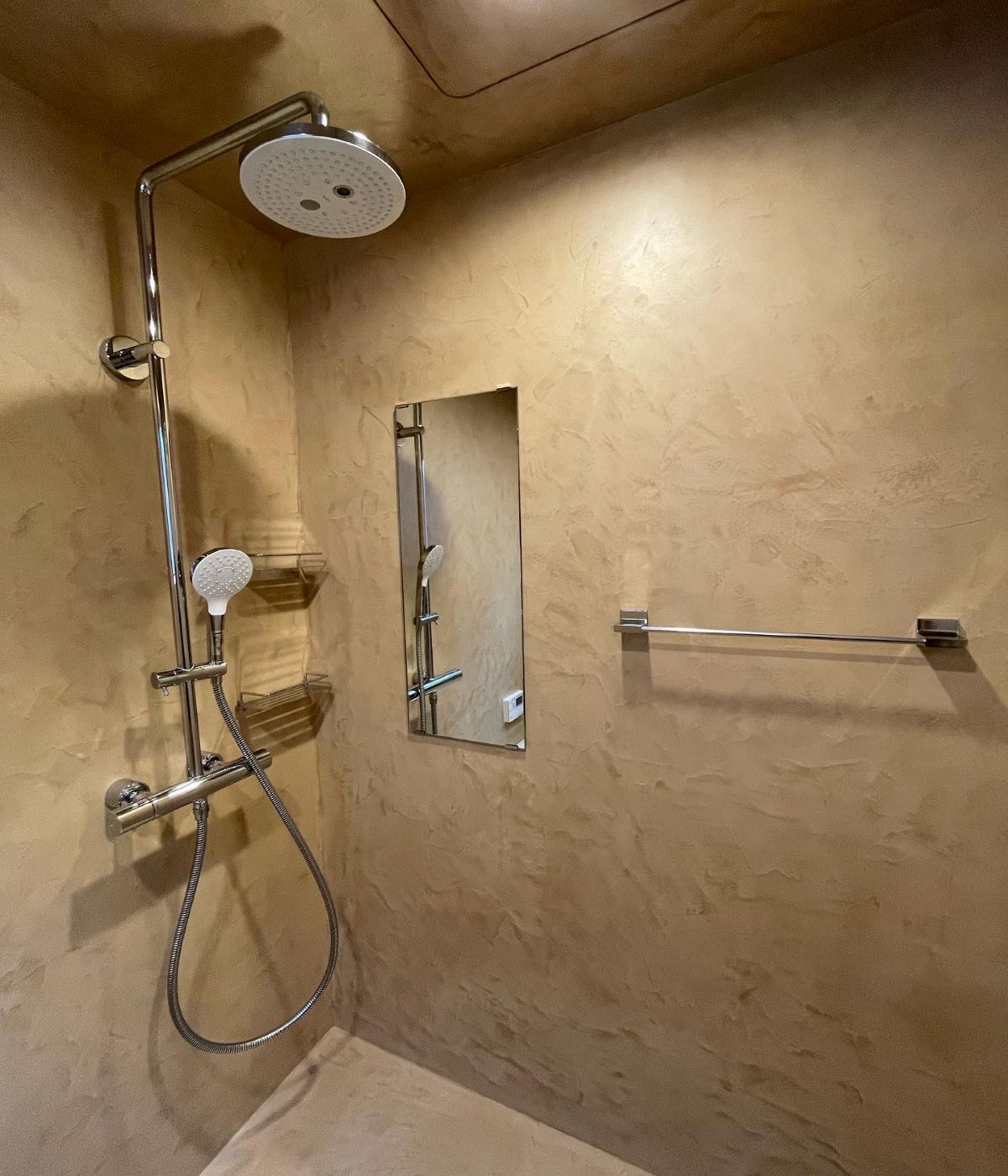 ブラウン系モールテックスでモデルルームのような浴室に　　山崎建築 株式会社様