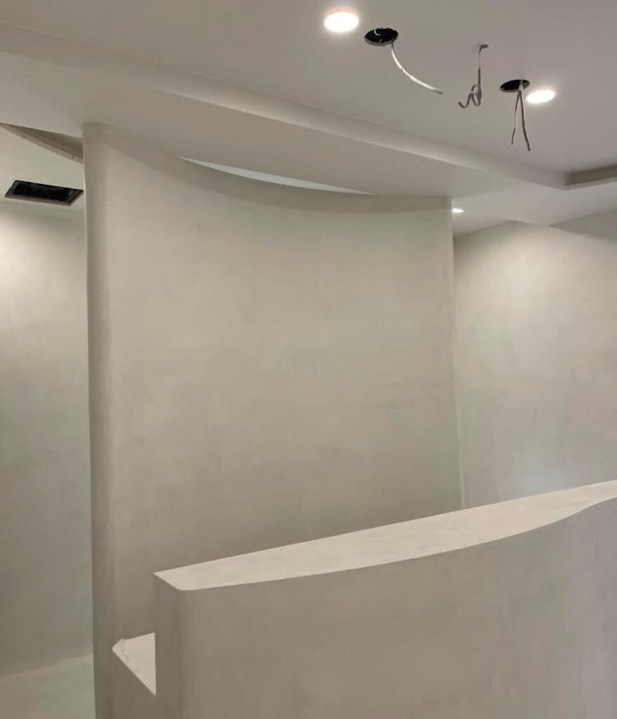 ホワイト系モールテックスでフロントを清楚に！　　鎌ヒロ左官工舎様